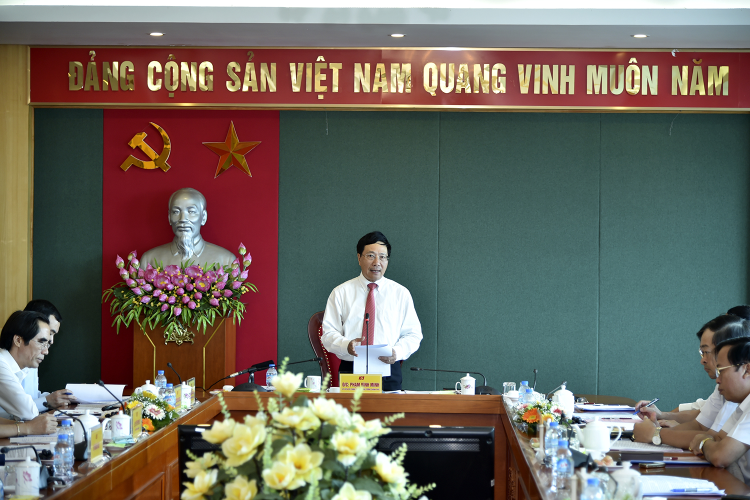 Phó Thủ tướng Phạm Bình Minh làm việc với Ban Thường vụ Tỉnh ủy Thái Nguyên về tình hình phát triển kinh tế-xã hội và công tác đối ngoại trên địa bàn tỉnh. Ảnh: VGP/Hải Minh.