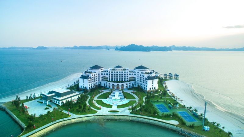 Vinpearl Hạ Long Bay Resort tọa lạc trọn vẹn và hoàn toàn riêng biệt trên đảo Rều.