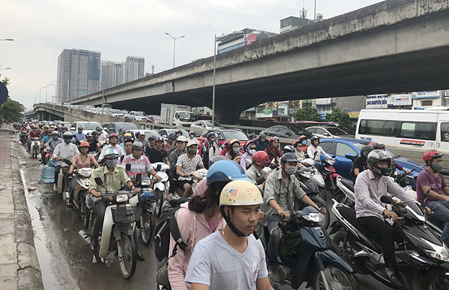 Hà Nội đang tìm giải pháp giảm ùn tắc giao thông trên các tuyến đường.