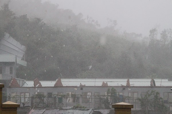 Mái dãy nhà xưởng của Công ty Lilama Hà Tĩnh bị thổi bay hoàn toàn trong mưa giông mù trời.