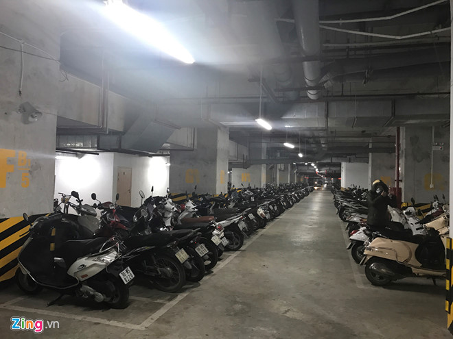 Nhiều chung cư ở Hà Nội hầm để xe không đáp ứng nhu cầu sử dụng của cư dân hoặc không có hầm để xe. Ảnh: Hiếu Công.