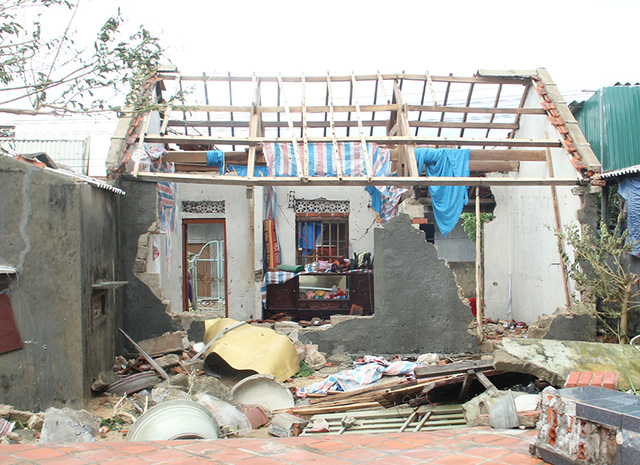 Những ngôi nhà như bị bom mìn nổ tung, xé nát tất cả. Từ mái nhà, tường nhà đến tài sản bên trong, tất cả bị bão đánh tứ tung.