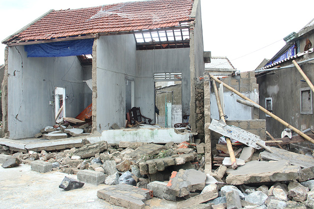 Phần lớn những ngôi nhà ở làng Nhượng Bạn hướng ra mặt biển đều bị bão đánh sập tường, đánh bay mái và đổ sập.