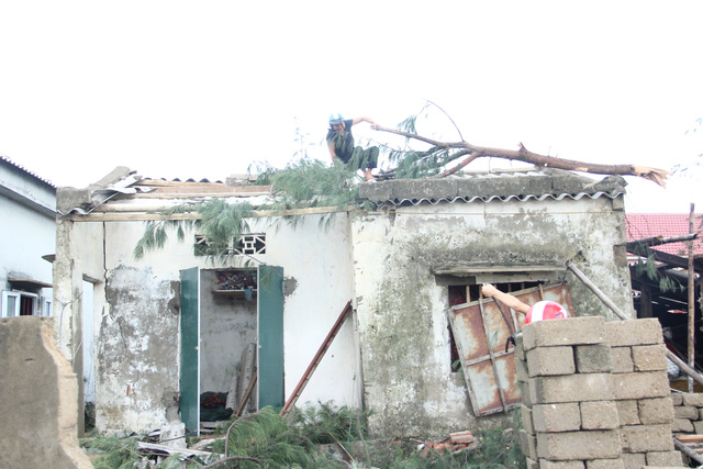 Ngôi nhà của 4 mẹ con của chị Nguyễn Thị Phú ở thôn Nam Hải bị bão đánh gần như chỉ còn mấy bức tường của ngôi nhà bếp. Tất cả những tài sản chị tích góp trong nhà đã hư hỏng hoàn toàn.