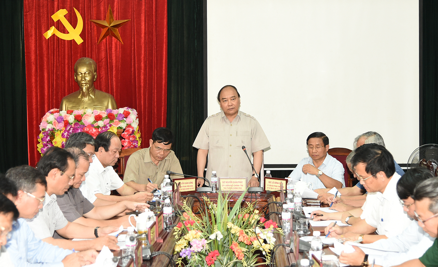 Thủ tướng làm việc với lãnh đạo tỉnh Hà Tĩnh. - Ảnh: VGP/Quang Hiếu.