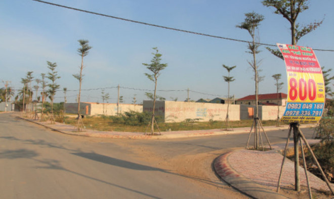 Đất nền đường Nguyễn Xiển (quận 9) vắng bóng người mua sau khi cơn sốt đi qua.Ảnh: Gia Huy.