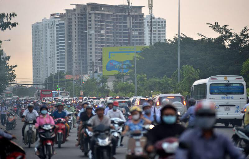 Tình trạng xây dựng cao ốc tràn lan đang gây áp lực lớn hệ thống giao thông.