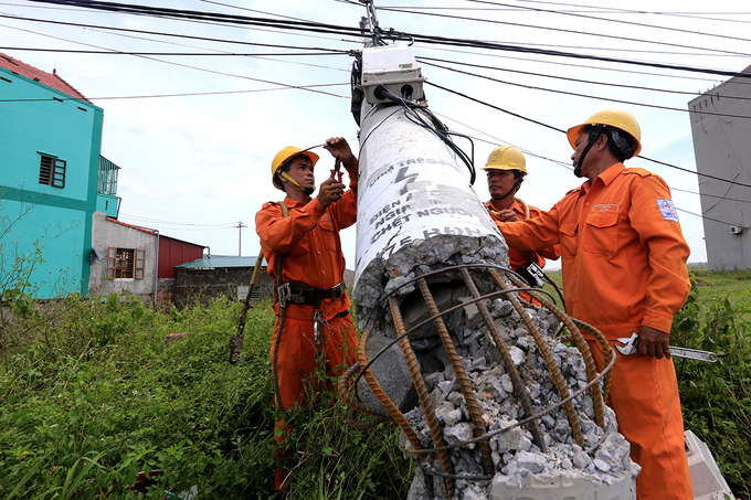 Sáng 16/9, Tổng công ty Điện lực miền Trung đã huy động kỹ sư, công nhân của 8 đơn vị ở Thừa Thiên Huế, Quảng Trị và Quảng Bình đi khắc phục sự cố cột điện, trạm biến áp gãy đổ.