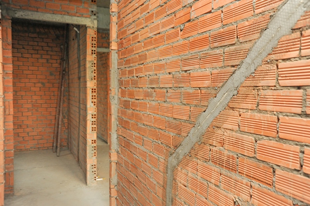 Chỉnh chu trong từng chi tiết, hệ thống đường điện âm tường tại mỗi căn hộ của Him Lam Phú An, sau khi trám bít lại, được đóng một lớp lưới, để đảm bảo về kỹ thuật, tránh hiện tượng nứt khi tô.