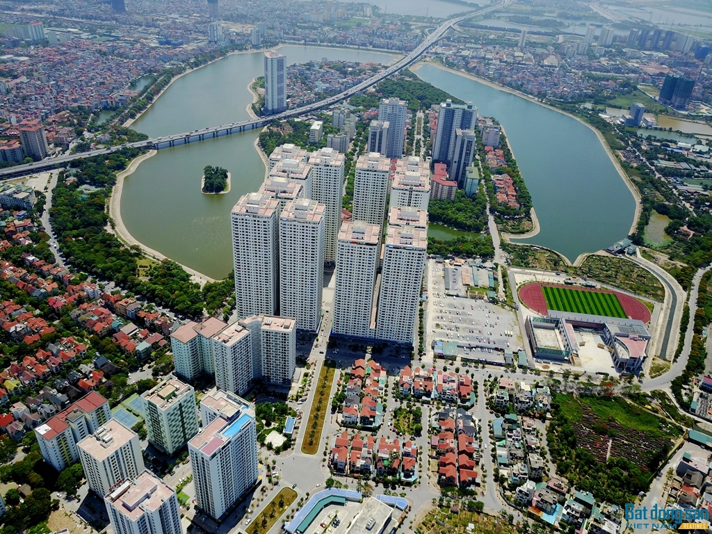Khu đô thị mới Linh Đàm do Tổng công ty Đầu tư phát triển nhà và đô thị (HUD) làm chủ đầu tư, được công nhận là đô thị kiểu mẫu với các tòa nhà chung cư dưới 20 tầng, xen giữa là thảm cỏ, vườn hoa, đường nội bộ rợp bóng cây. Tuy nhiên, từ năm 2009, khu đô thị kiểu mẫu đầu tiên ở Việt Nam từng bước bị 