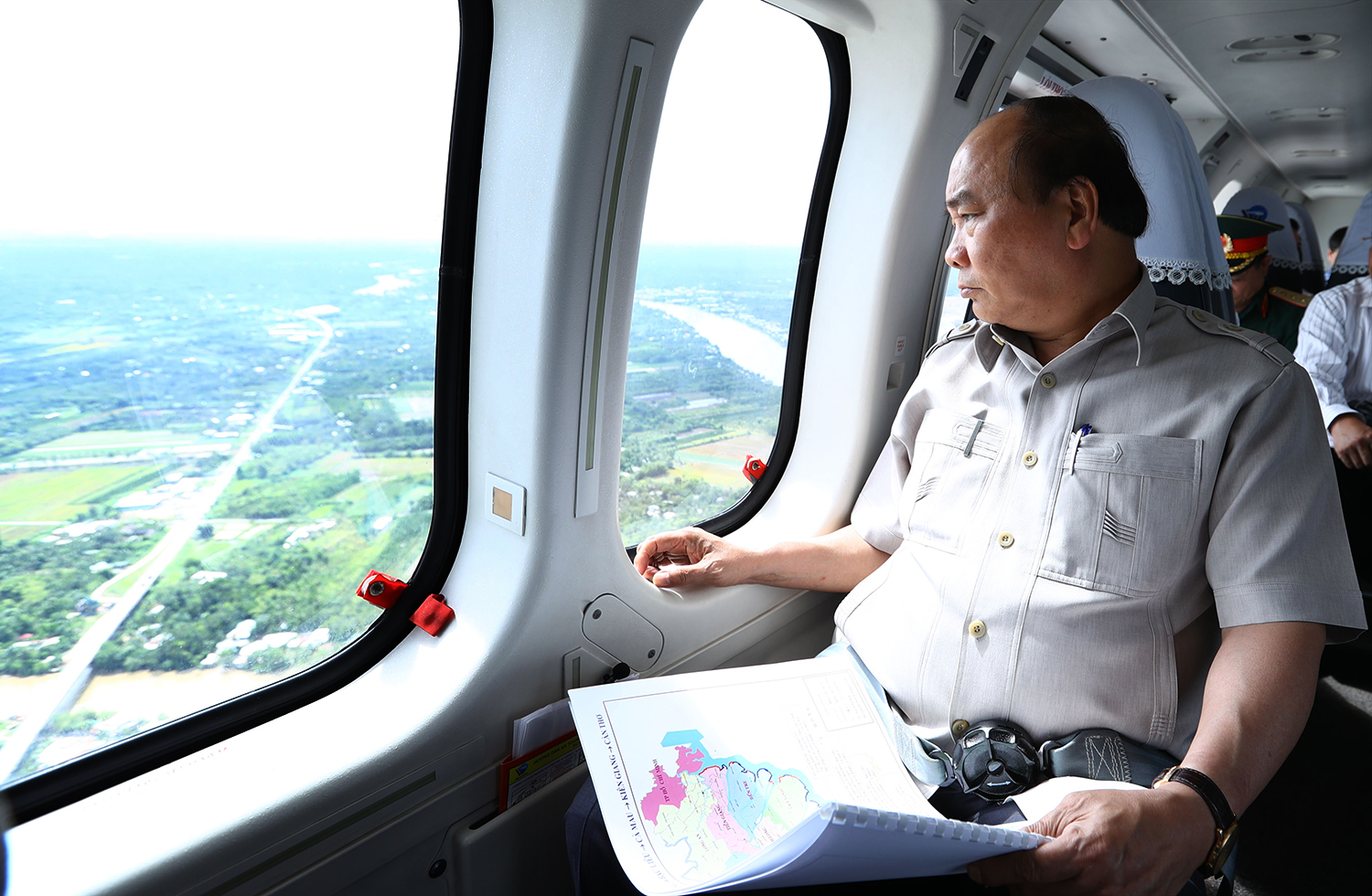 Thủ tướng Nguyễn Xuân Phúc thị sát vùng ĐBSCL bằng trực thăng. Ảnh: Thống Nhất-TTXVN.