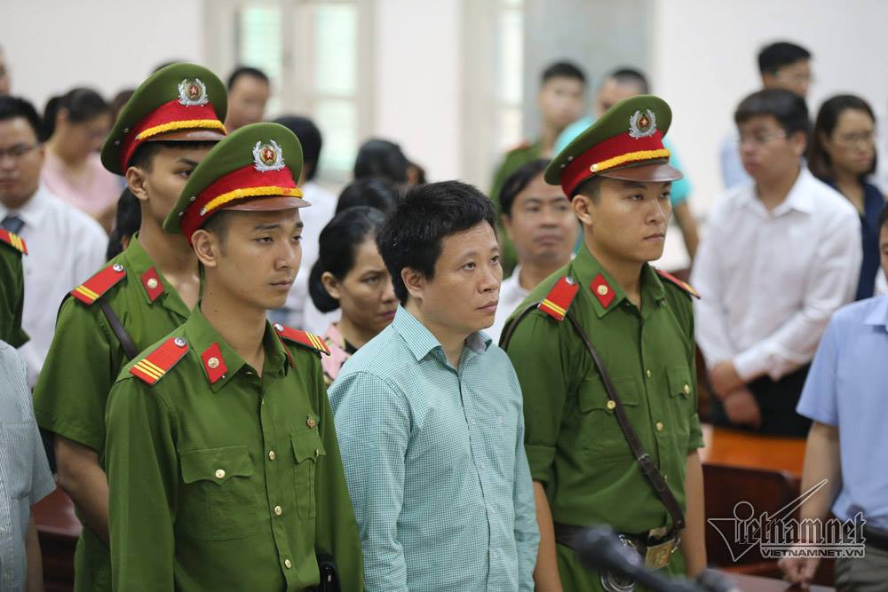 Hà Văn Thắm giây phút tòa tuyên án. Ảnh: Minh Quang.