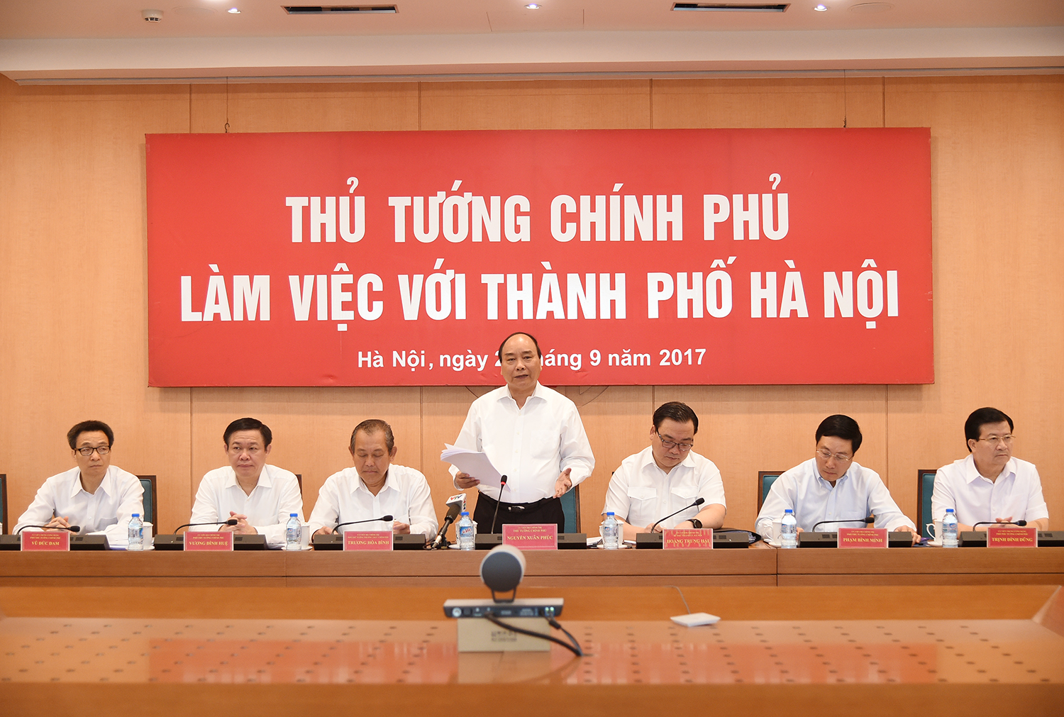 Thủ tướng Nguyễn Xuân Phúc và các Phó Thủ tướng Chính phủ làm việc với lãnh đạo TP. Hà Nội. Ảnh: VGP/Quang Hiếu.