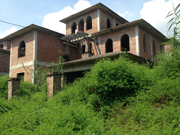 Nhiều biệt thự bỏ hoang vì thiếu hạ tầng.