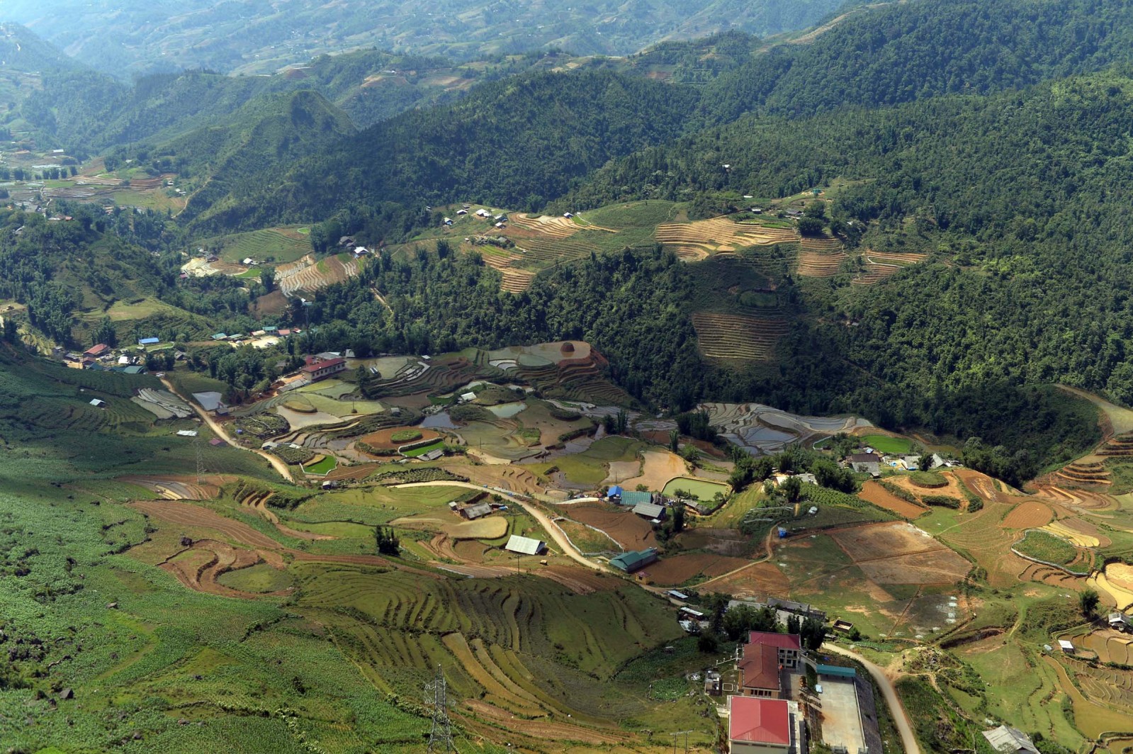 Toàn cảnh thung lũng Mường Hoa nhìn từ cáp treo Fansipan Sapa.