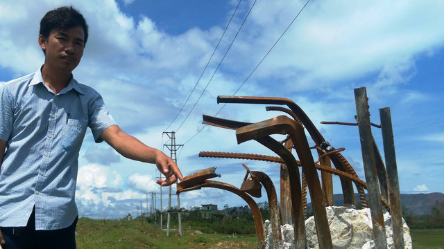 Cột điện do Công ty Khánh Vinh sản xuất bị bão số 10 làm gãy xoắn lòi ra kết cấu thép hình chữ V - Ảnh:VĂN ĐỊNH - Tuổi Trẻ.
