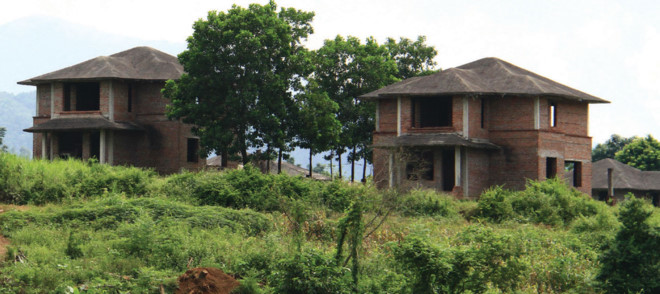 Nhiều biệt thự bỏ hoang của Dự án Green Villas. Ảnh: Nguyễn Thành.