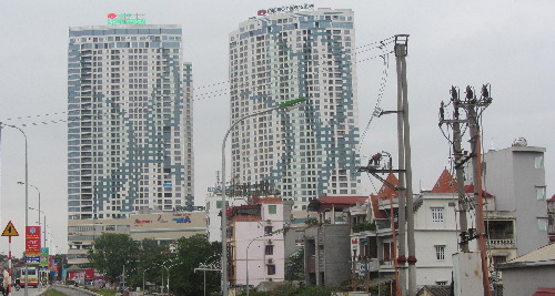 Cử tri quận Long Biên lo ngại việc xây các toà chung cư cao tầng quy mô lớn dẫn đến quá tải hạ tầng. Cử tri Hà Nội đề nghị thực hiện nghiêm việc lấy ý kiến của dân trước khi duyệt các dự án chung cư thương mại.