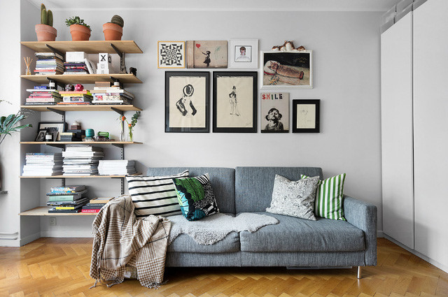 Góc tiếp khách được bố trí đơn giản với ghế sofa dài sát tường. Đây là không gian lý tưởng không chỉ để tiếp khách mà còn là nơi chủ nhà nằm dài thoải mái để gặm nhấm những cuốn sách trên những kệ dài treo trên tường.