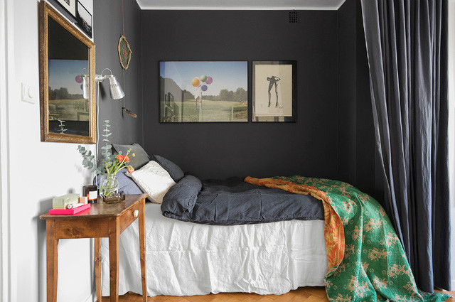 Nằm khép mình trong một góc nhỏ xinh nhưng phòng ngủ luôn bảo đảm sự thoải mái nhất cho chủ nhà nhờ nội thất tối màu và và bộ chăn ga có nguồn gốc tự nhiên vô cùng êm ái.