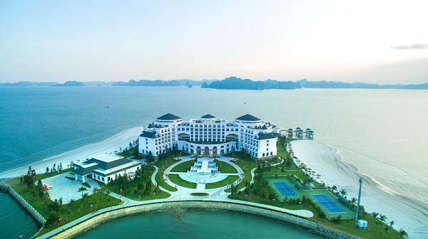 Vinpearl Hạ Long Bay Resort tọa lạc trọn vẹn và hoàn toàn riêng biệt trên đảo Rều, sở hữu tầm nhìn lý tưởng.