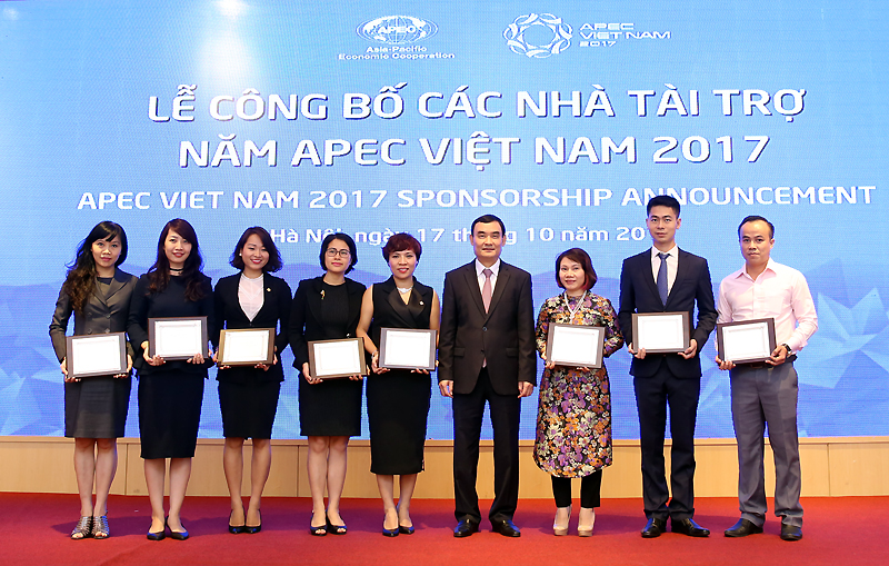Phó Chủ nhiệm VPCP Nguyễn Xuân Thành trao kỷ niệm chương cho các nhà tài trợ chính.p/- Ảnh: VGP/Hải Minh.
