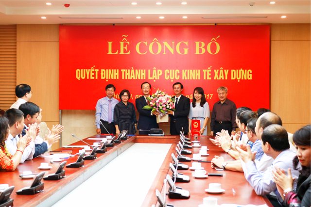 Bộ trưởng Phạm Hồng Hà, Thứ trưởng Bùi Phạm Khánh, Thứ trưởng Phan Thị Mỹ Linh chúc mừng lãnh đạo Cục Kinh tế xây dựng.
