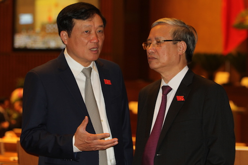 Từ trái qua: Ông Nguyễn Hoà Bình - Chánh án TANDTC trao đổi với ông Trần Quốc Vượng trên hội trường Quốc hội. Ảnh: Võ Văn Thành