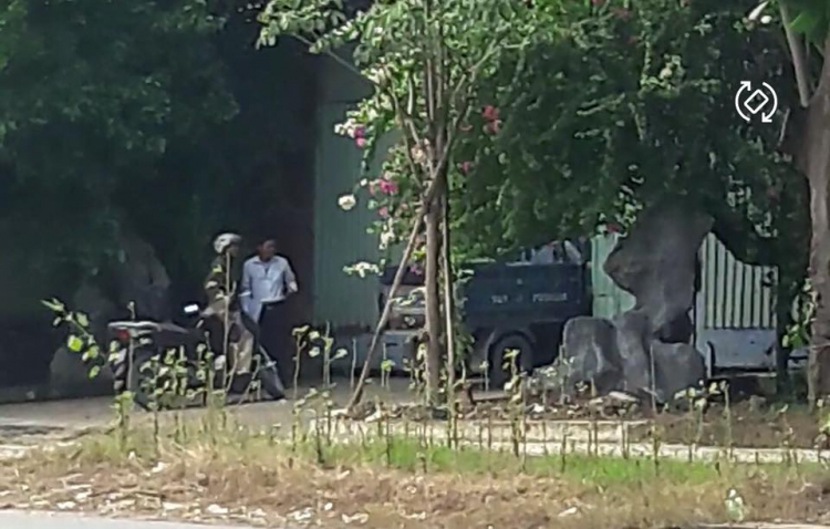 Theo nguồn tin cho biết, trong chiều 25/10, cán bộ địa phương, lực lượng công an cũng đã xuất hiện tại cổng khu biệt phủ, xe ba gác đã vào trong khu vực.