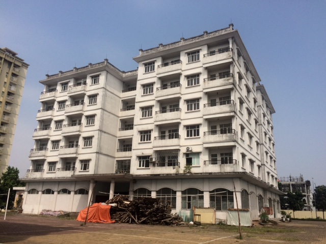 3 tòa nhà với 150 căn hộ tái định cư bỏ hoang hơn 10 năm nay tại khu đô thị Sài Đồng nhưng dân không nhận nhà, không ai đến ở được chủ đầu tư Hanco 3 đề xuất phá bỏ toàn bộ.
