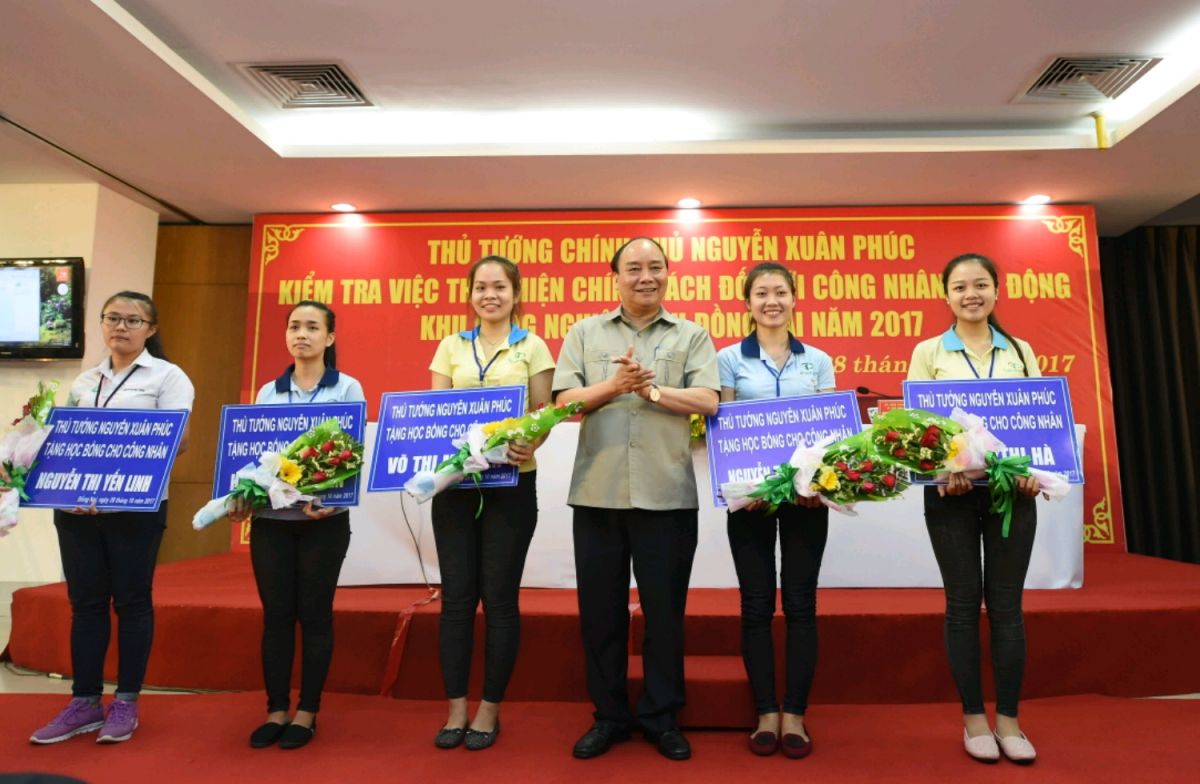 Thủ tướng Nguyễn Xuân Phúc trao quà cho các công nhân. - Ảnh: VGP/Quang Hiếu