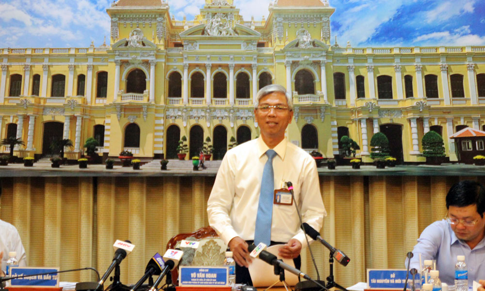 Ông Võ Văn Hoan, Chánh VP UBND TP.HCM chủ trì buổi họp báo.