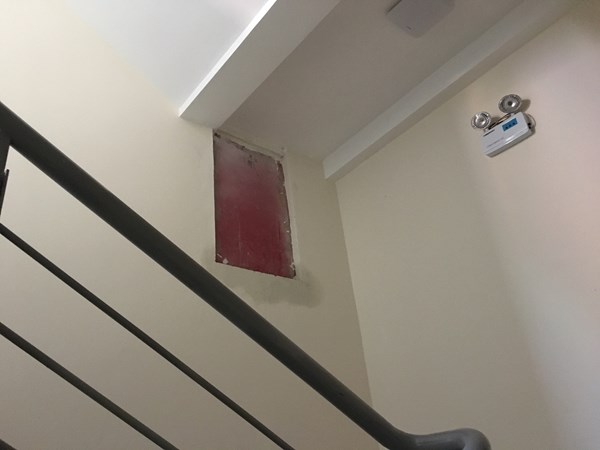 Bố trí trực tiếp hộp họng nước chữa cháy trong nhà lên tường buồng thang bộ.