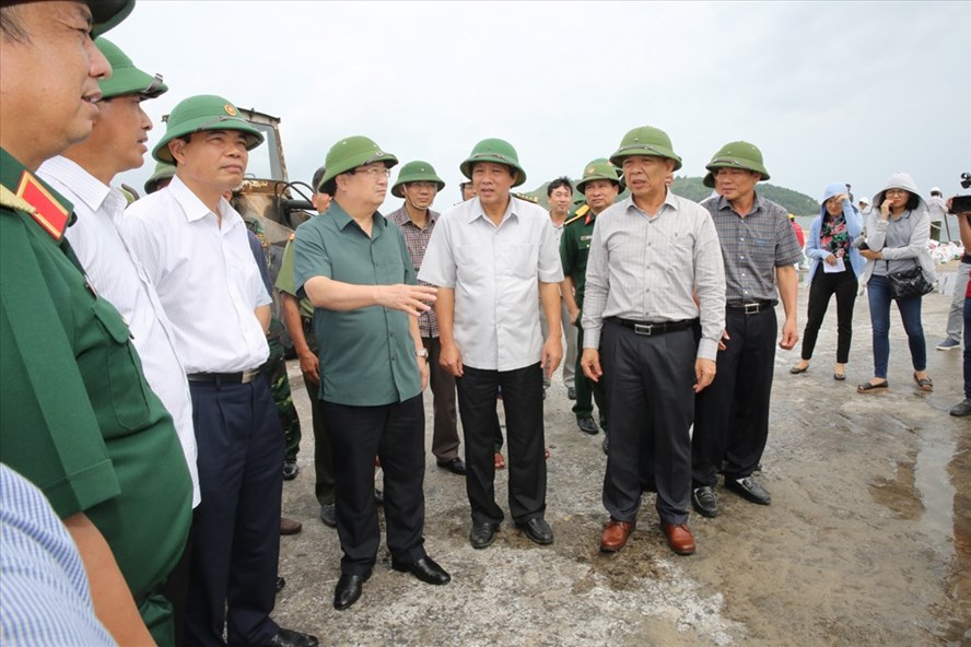 Phó Thủ tướng Trịnh Đình Dũng trực tiếp chỉ đạo công tác phòng chống bão số 10 tại Quảng Bình. Ảnh: VGP.