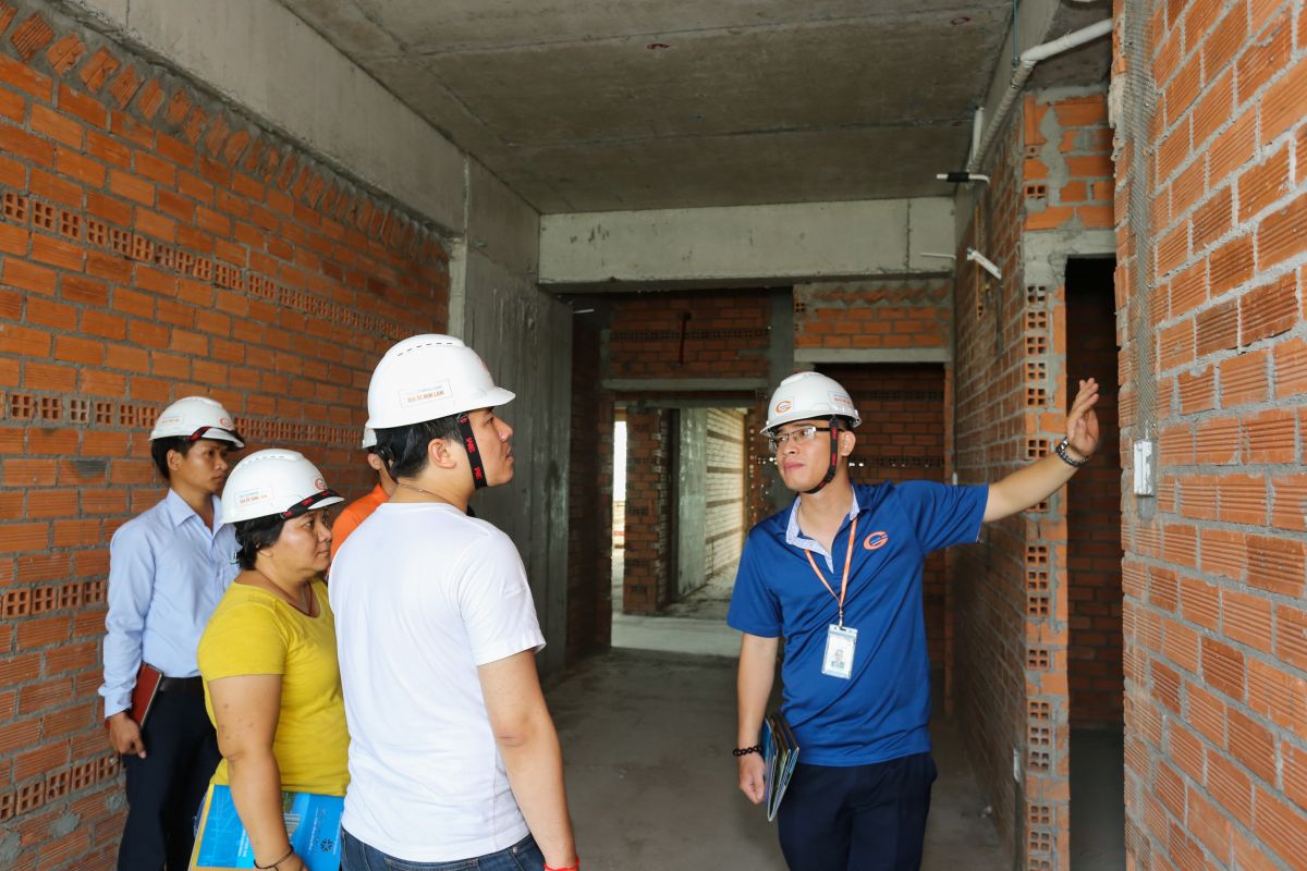 Khách hàng được trực tiếp giám sát chất lượng xây dựng và tiến độ thi công tại căn hộ thực tế trong công trình Him Lam Phú An