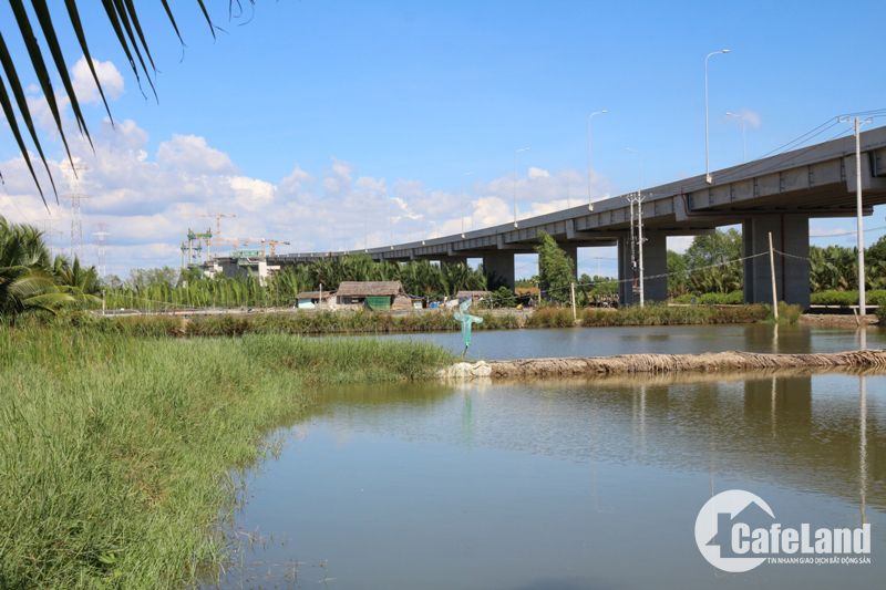 Bên cạnh các dự án hạ tầng đang được đề xuất, tuyến cao tốc Bến Lức – Long Thành chạy qua Cần Giờ đang được xây dựng được kỳ vọng trở thành động lực cho sự phát triển của huyện đảo trong tương lai gần.