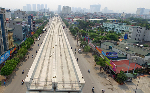 Hà Nội đang triển khai nhiều tuyến đường sắt đô thị để hạn chế xe cá nhân. Ảnh minh họa: Bá Đô.