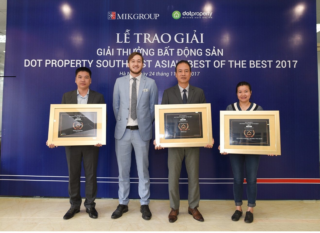 Đại diện Dot Property Awards trao chứng nhận giải thưởng cho MIKGroup