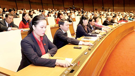 Các đại biểu Quốc hội biểu quyết thông qua Nghị quyết về thí điểm cơ chế, chính sách đặc thù phát triển TPHCM.