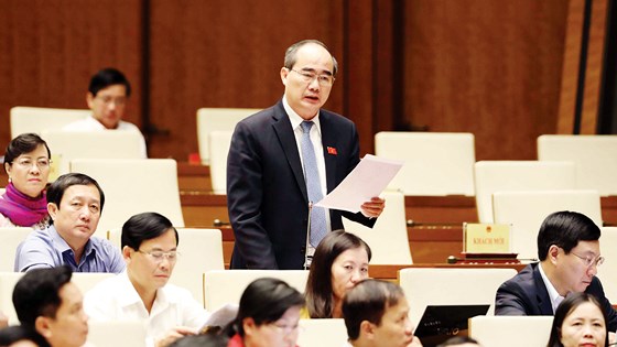 Đại biểu Quốc hội, Bí thư Thành ủy TPHCM Nguyễn Thiện Nhân phát biểu ý kiến tại kỳ họp thứ 4, Quốc hội khóa XIV.