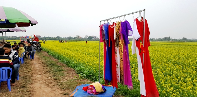 Một số người dân địa phương tranh thủ kinh doanh cho thuê trang phục truyền thống như áo dài, khăn xếp... để chụp hình với giá 40-50.000 đồng/bộ.