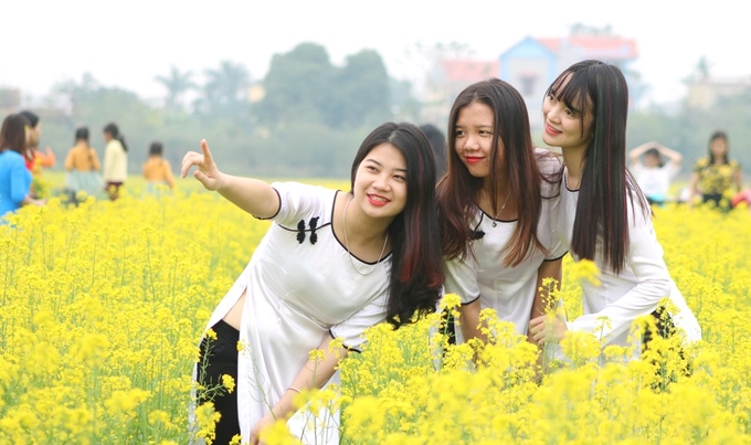 Các nữ sinh trường Cao đẳng truyền hình Hà Nội vượt quãng đường xa để lưu lại khoảnh khắc đẹp.
