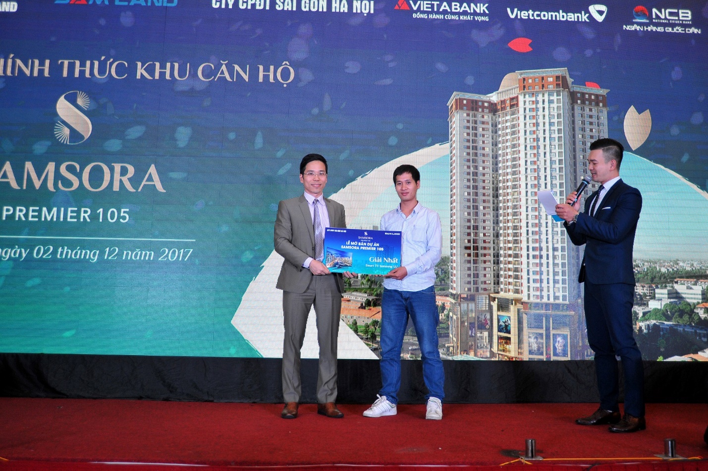 Ông Vũ Ngọc Hoan – PTGĐ Công ty CP Đầu tư Sài Gòn – Hà Nội trao giải Nhất cho khách hàng may mắn trúng thưởng.