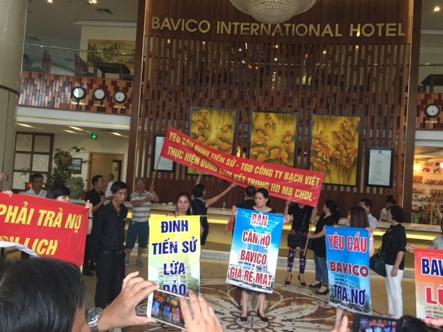 Khách hàng tụ tập phản đối Công ty Bạch Việt tại dự án Bavico.