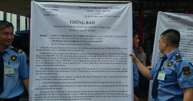 Chủ khu đất 100 Hùng Vương đặt bảng thông báo ngay trước Tân An Đông Tax để bà con tiểu thương biết được việc kết thúc hợp đồng cho thuê khu đất này - Ảnh: Huyền Trâm.