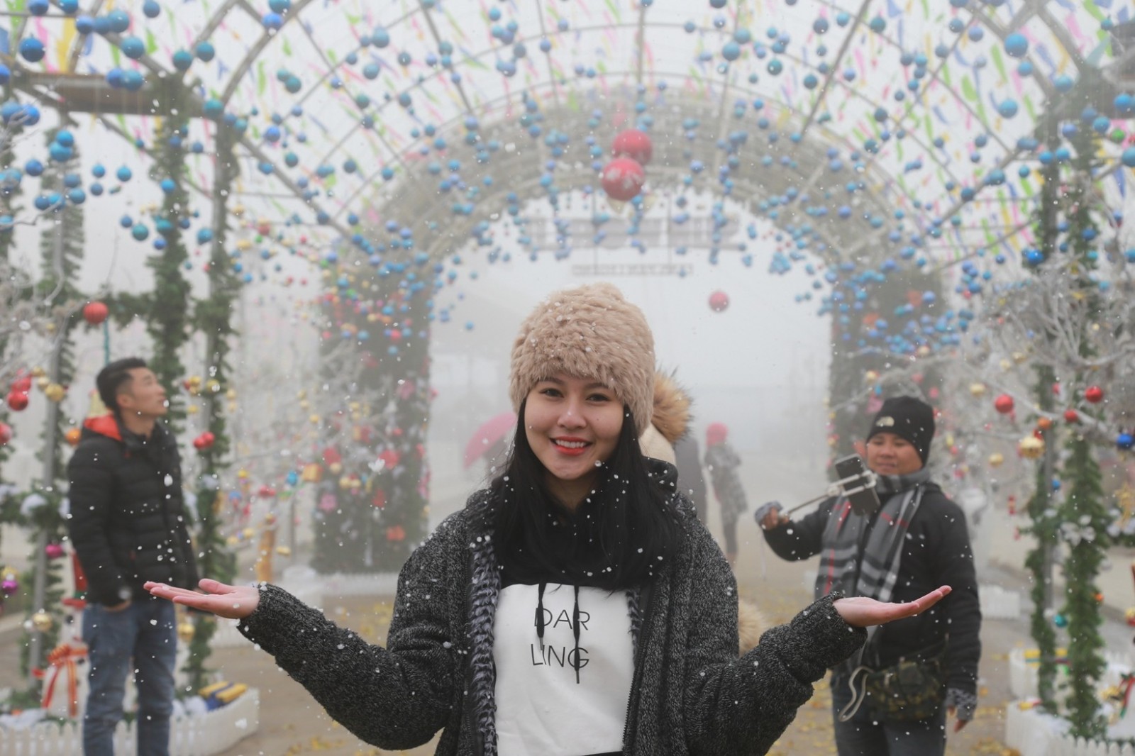Chỉ vài giờ di chuyển từ Hà Nội, bạn đã đặt chân tới một thiên đường hoàn toàn khác. Mùa đông năm nay (từ 23/12/2017 đến 2/1/2018), khu du lịch Sun World Fansipan Legend lần đầu tiên tổ chức Lễ hội mùa đông với chủ đề “thiên đường tuyết rơi” đẹp ngỡ ngàng.