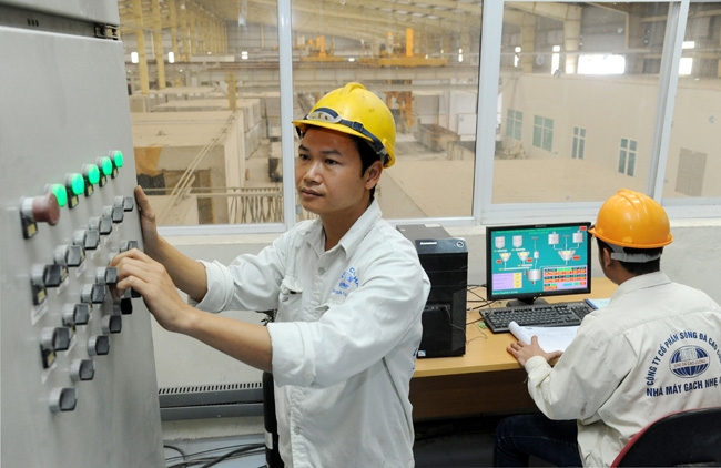 Công nhân Công ty CP Sông Đà Cao Cường (Hải Dương) vận hành dây chuyền sản xuất gạch nhẹ. Ảnh: Thanh Lâm.