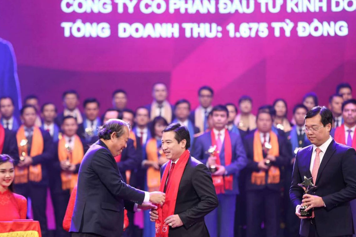 Ông Nguyễn Đình Trung - Chủ tịch HĐQT - Tổng giám đốc Hung Thinh Corp 
vinh dự đón nhận giải thưởng từ Ông Trương Hòa Bình - Phó Thủ tướng Thường trực Chính phủ.