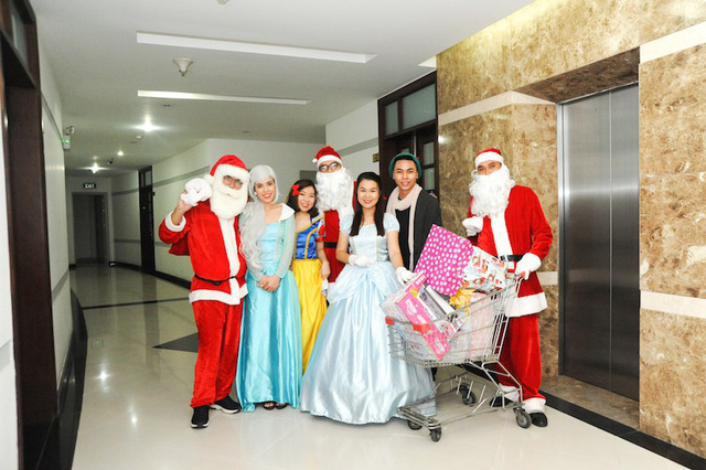 Chú trọng xây dựng đời sống tinh thần phong phú cho cư dân, hàng năm Ban quản lý tổ chức hoạt động Ông già Noel tặng quà Giáng Sinh 2017 cho các em nhỏ sống tại các khu căn hộ Him Lam Land.