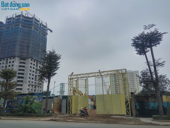 Cổng công trường dự án Tecco Tower Thanh Trì mở toang nhưng chưa đủ điều kiện thi công phần móng.p/Ảnh chụp tháng 12/2017.